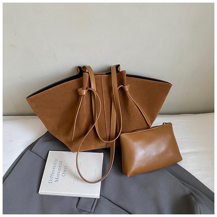 Retro simple commuter big bag for women 2025 autumn and winter new foreign-style large-capacity shoulder portable mother and child tote bag коричневий
Retro simple commuter big bag for women 2025 autumn and winter new foreign-style large-capacity shoulder portable mother and child tote bag коричневий