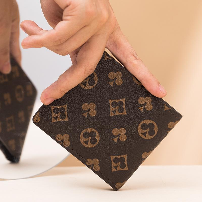 Мужской кошелек новый модный короткий классический с принтом кардхолдер многофункциональная маленькая сумка деловой кожаный кошелек маленький кошелек
Мужской кошелек новый модный короткий классический с принтом кардхолдер многофункциональная маленькая сумка деловой кожаный кошелек маленький кошелек