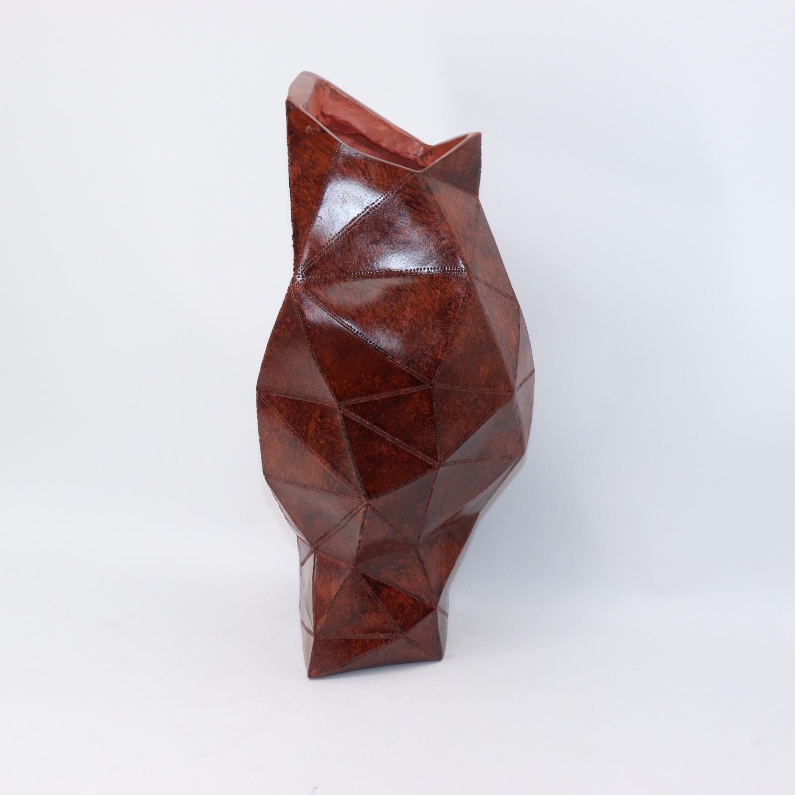 Simple Modern Abstract Resin Triangle Vase with Faux Leather Design - Creative Home and Living Room Display Piece.
Simple Modern Abstract Resin Triangle Vase with Faux Leather Design - Creative Home and Living Room Display Piece.