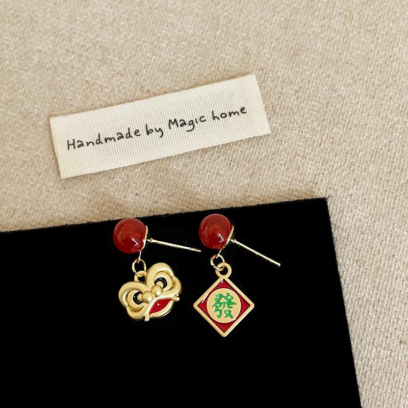 New Year S Atmosphere, Lion Dancing, Nafu Asymmetric Stud Earrings, Women S Festive Personality, Fashion Temperament, Versatile Earrings.
New Year S Atmosphere, Lion Dancing, Nafu Asymmetric Stud Earrings, Women S Festive Personality, Fashion Temperament, Versatile Earrings.