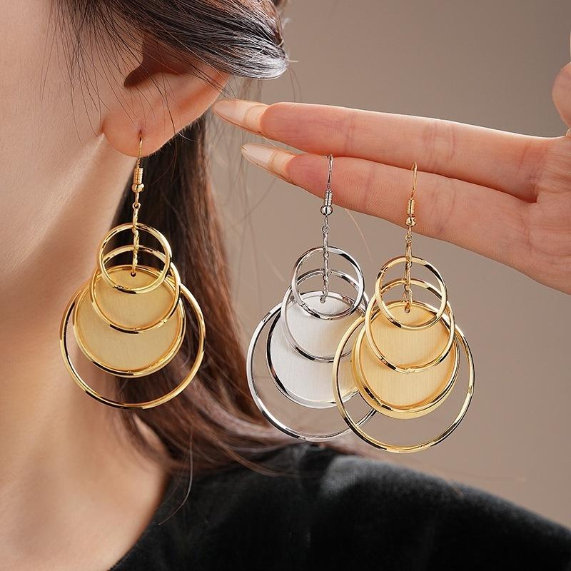 Round geometric ear hooks trendy earrings light luxury high-end temperament earrings золотой
Round geometric ear hooks trendy earrings light luxury high-end temperament earrings золотой