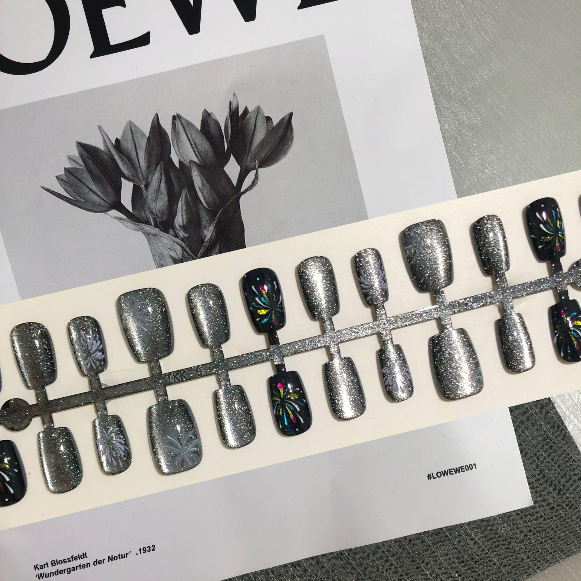 Серебристые черные ногти «кошачий глаз» накладные с кристальными стразами - Панк-стиль, блестящий нейл-арт для образа ночного неба
Серебристые черные ногти «кошачий глаз» накладные с кристальными стразами - Панк-стиль, блестящий нейл-арт для образа ночного неба