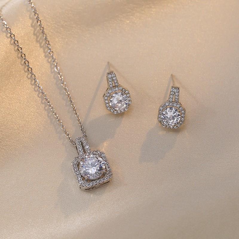 Женское ожерелье из титановой стали: Милый и стильный стиль с квадратной подвеской из циркония, геометрический дизайн, легкая роскошь и новый стиль.
Женское ожерелье из титановой стали: Милый и стильный стиль с квадратной подвеской из циркония, геометрический дизайн, легкая роскошь и новый стиль.