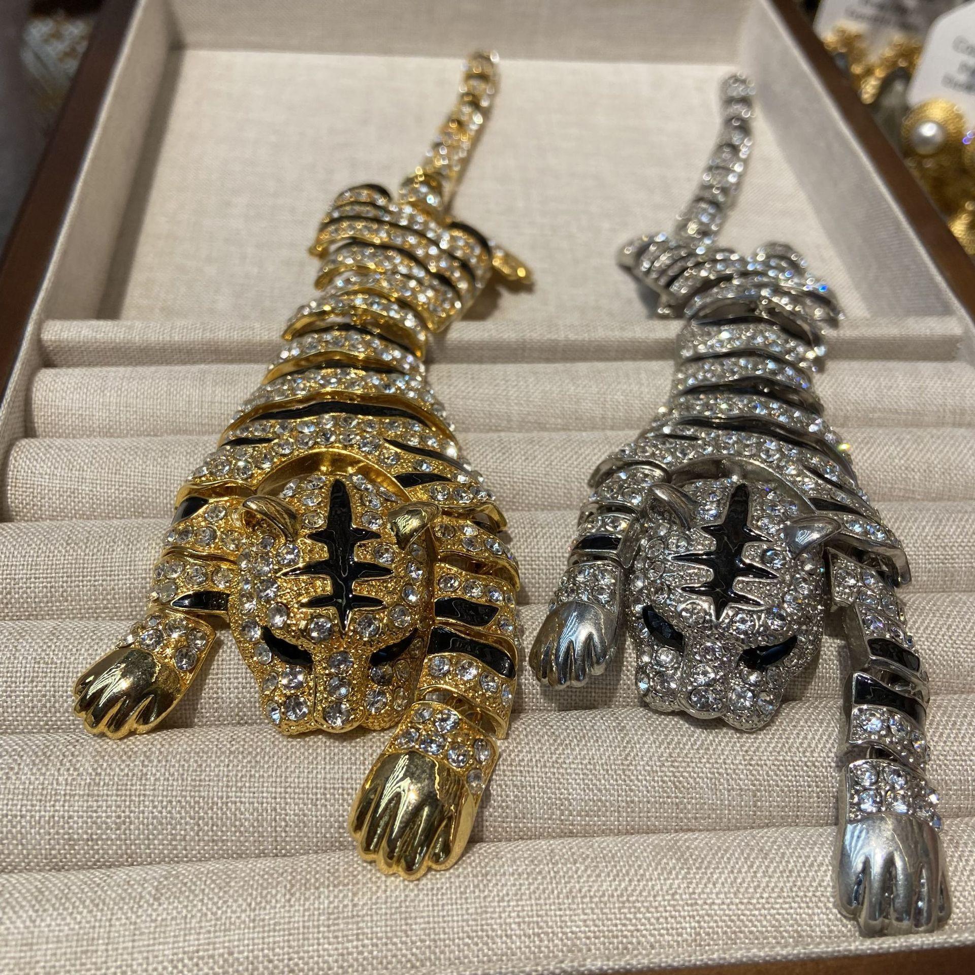 Exaggerated Women Girls Large Fashion Full Crystal Tiger Badges Brooch Vintage Classic Lady Rhinestone Animal Pin Accessories
Exaggerated Women Girls Large Fashion Full Crystal Tiger Badges Brooch Vintage Classic Lady Rhinestone Animal Pin Accessories