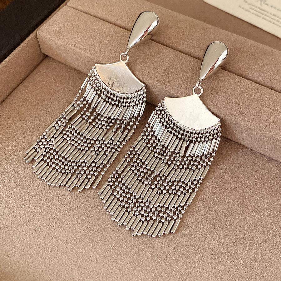 Silver needle fan-shaped simple fashion fringed earrings European and American retro exaggerated temperament earrings light luxury high-end earrings
Silver needle fan-shaped simple fashion fringed earrings European and American retro exaggerated temperament earrings light luxury high-end earrings
