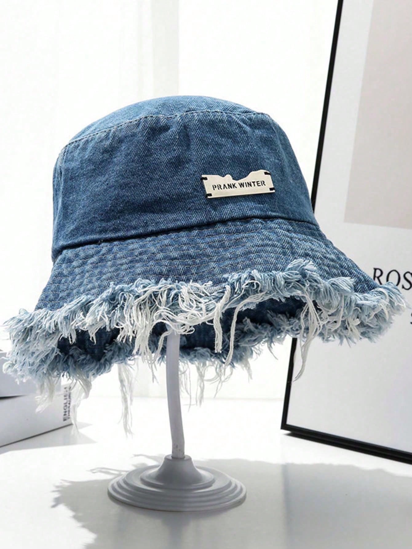 Women Sunscreen Casual Bucket Hat With Silver Letter Badge And Frayed Brim, Suitable For Travel And Shopping Outfits Music Fest
Women Sunscreen Casual Bucket Hat With Silver Letter Badge And Frayed Brim, Suitable For Travel And Shopping Outfits Music Fest