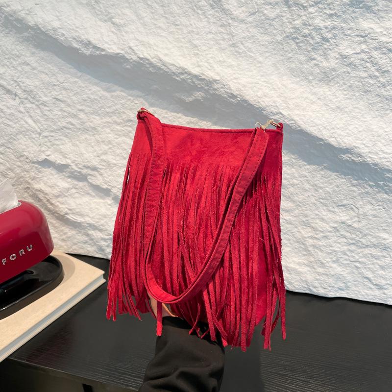 Женская винтажная замшевая сумка кроссбоди с кисточками - Большая вместимость и модная (2025) красный