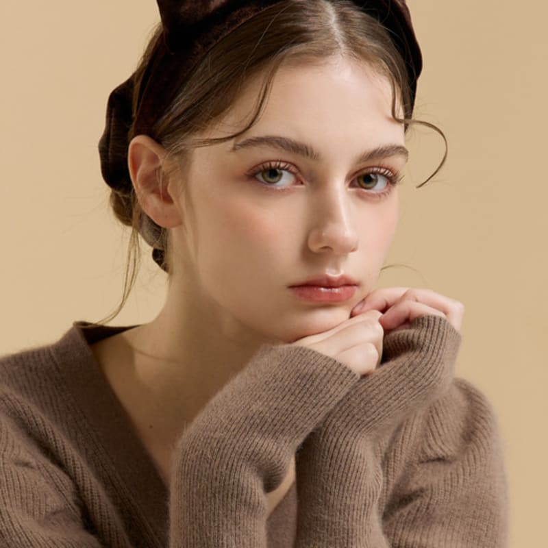 Jean Paul Clarisse Velvet Ribbon Turban Hairband JP-24-495HB black
Jean Paul Clarisse Velvet Ribbon Turban Hairband JP-24-495HB black