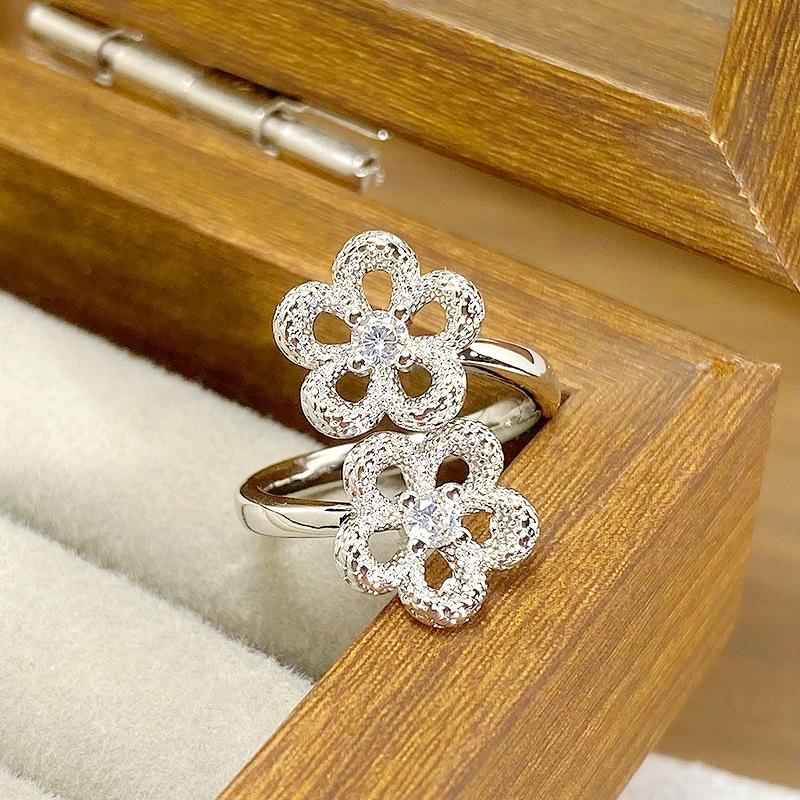 Medieval Vintage Butterfly Phone Line Surround Iris Flower Zir*****Pening Ring Light Luxury Temperament Ring Woman Adjustable opening
Medieval Vintage Butterfly Phone Line Surround Iris Flower Zir*****Pening Ring Light Luxury Temperament Ring Woman Adjustable opening