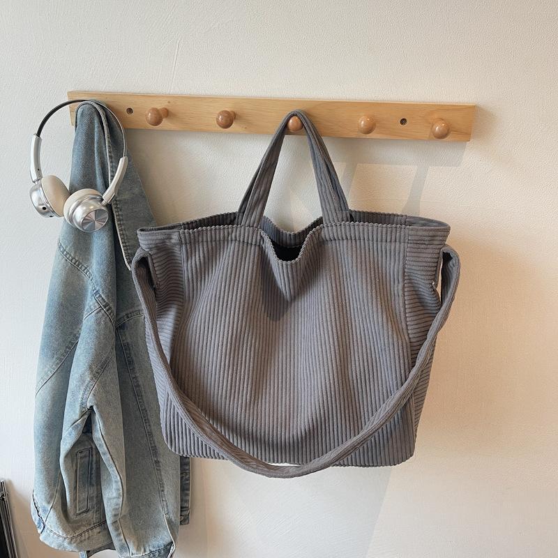 Corduroy Texture Leisure Shoulder Bags for Women Large Capacity Simple Tote Bags New Fashi Commuting Crossbody Travel Bags сірий колір
Corduroy Texture Leisure Shoulder Bags for Women Large Capacity Simple Tote Bags New Fashi Commuting Crossbody Travel Bags сірий колір