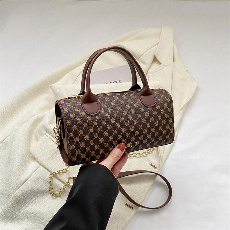 Fashionable And Minimalist Pu Pillow Handbag In Black And Brown For Street Style Enthusiasts
Fashionable And Minimalist Pu Pillow Handbag In Black And Brown For Street Style Enthusiasts