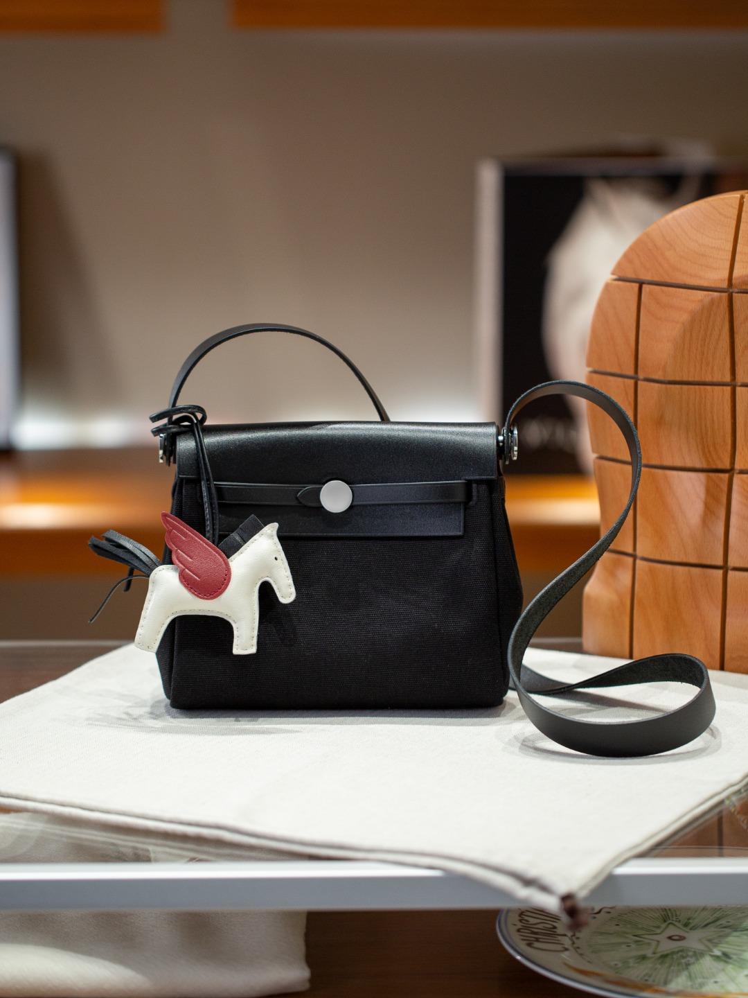 Herbag Mini Фурнітура без пряжки Канва Прошита коров яча шкіра Жіноча сумка Модна Високоякісна текстура Сумка на плече з одним ремінцем 20cm чорний
Herbag Mini Фурнітура без пряжки Канва Прошита коров яча шкіра Жіноча сумка Модна Високоякісна текстура Сумка на плече з одним ремінцем 20cm чорний