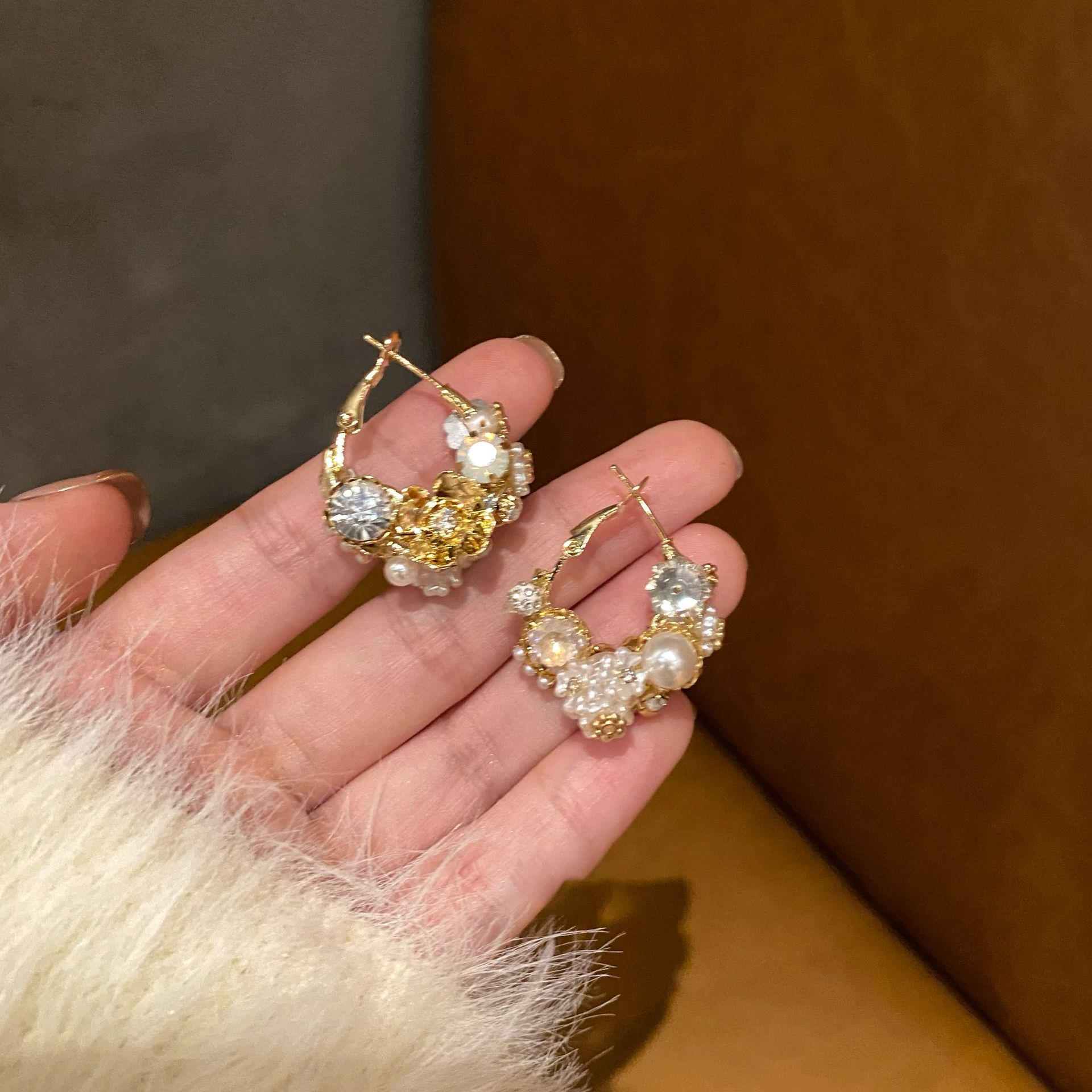 Diamond-Inlaid Silver Pearl Flower Earrings: Luxurious French Retro Studs for Women
Diamond-Inlaid Silver Pearl Flower Earrings: Luxurious French Retro Studs for Women