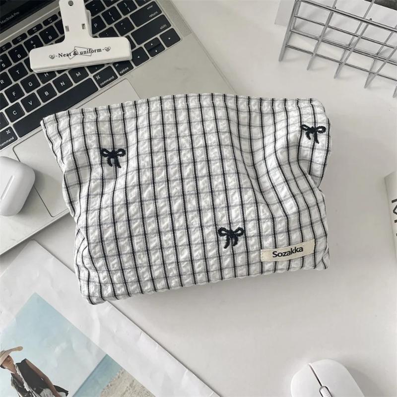 Simple Women Fashion Portable Makeup Bag Storage Pouch Handbag Portable Travel Organizer Cosmetic Bag Ladies Elegant Zipper Bag For Gift
Simple Women Fashion Portable Makeup Bag Storage Pouch Handbag Portable Travel Organizer Cosmetic Bag Ladies Elegant Zipper Bag For Gift