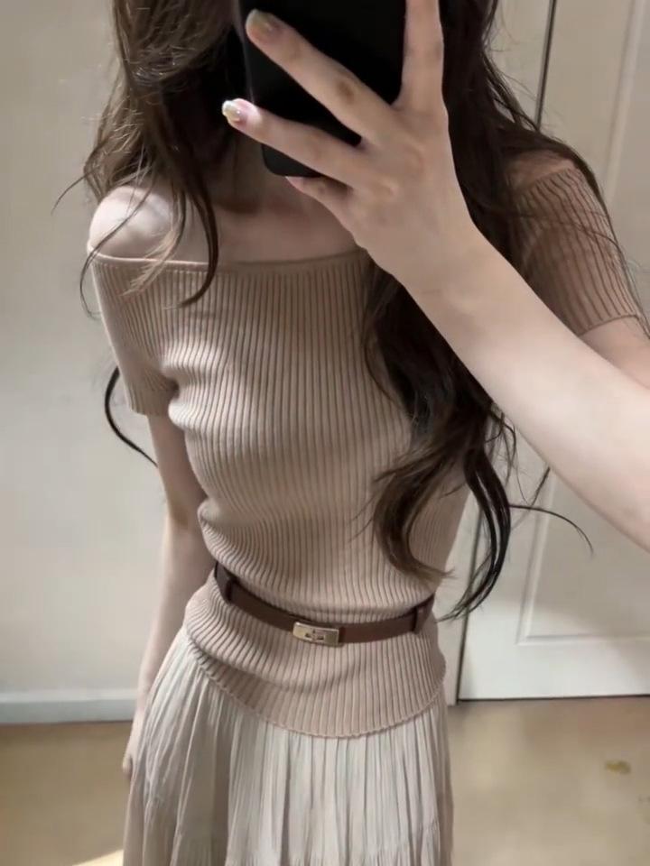 Asymmetrical Knitted Short-Sleeve Top & A-Line Skirt Set: Chic & Stylish Small
Asymmetrical Knitted Short-Sleeve Top & A-Line Skirt Set: Chic & Stylish Small