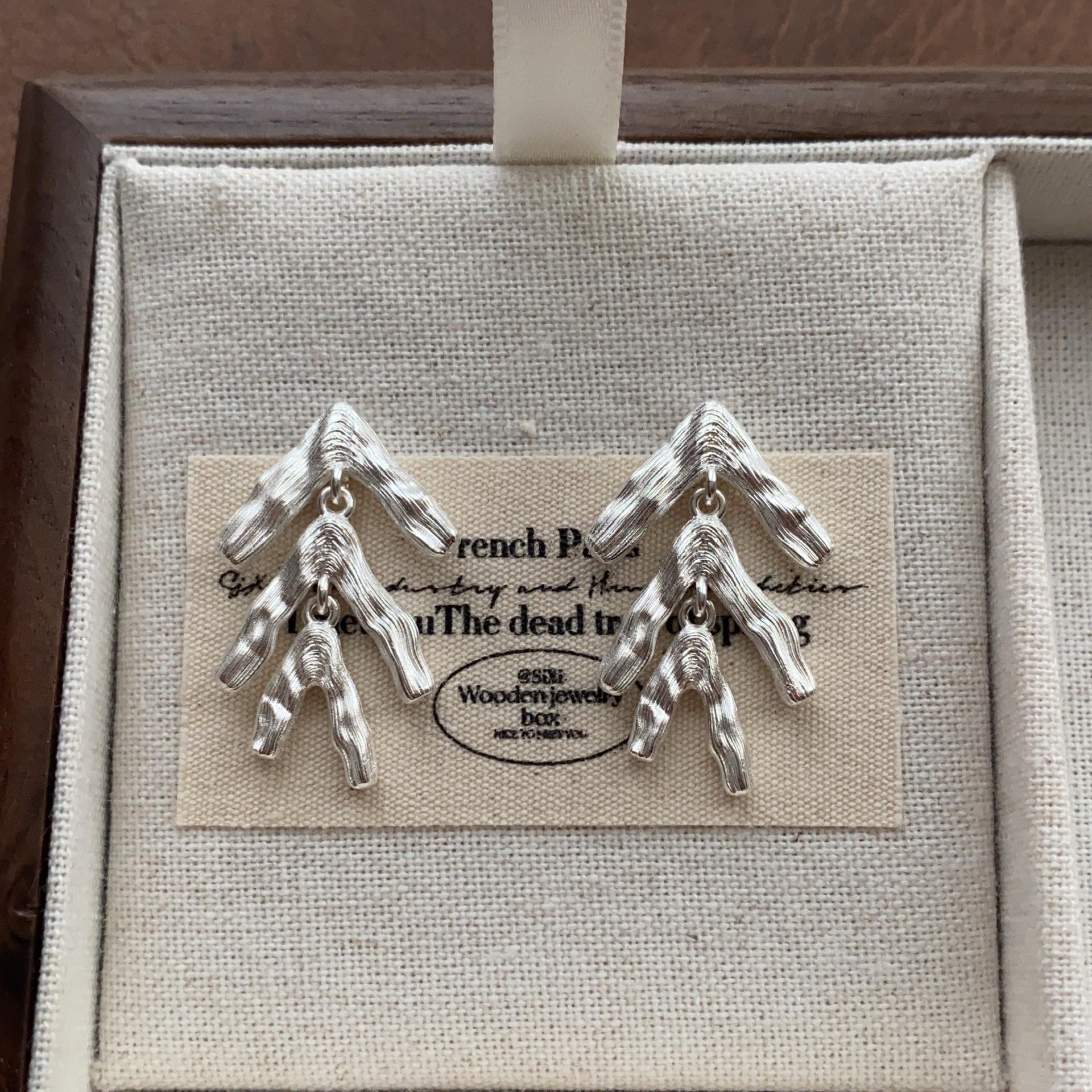 Retro light luxury three-dimensional branch leaf stud earrings smooth polished fashion earrings art niche high-end daily earrings
Retro light luxury three-dimensional branch leaf stud earrings smooth polished fashion earrings art niche high-end daily earrings