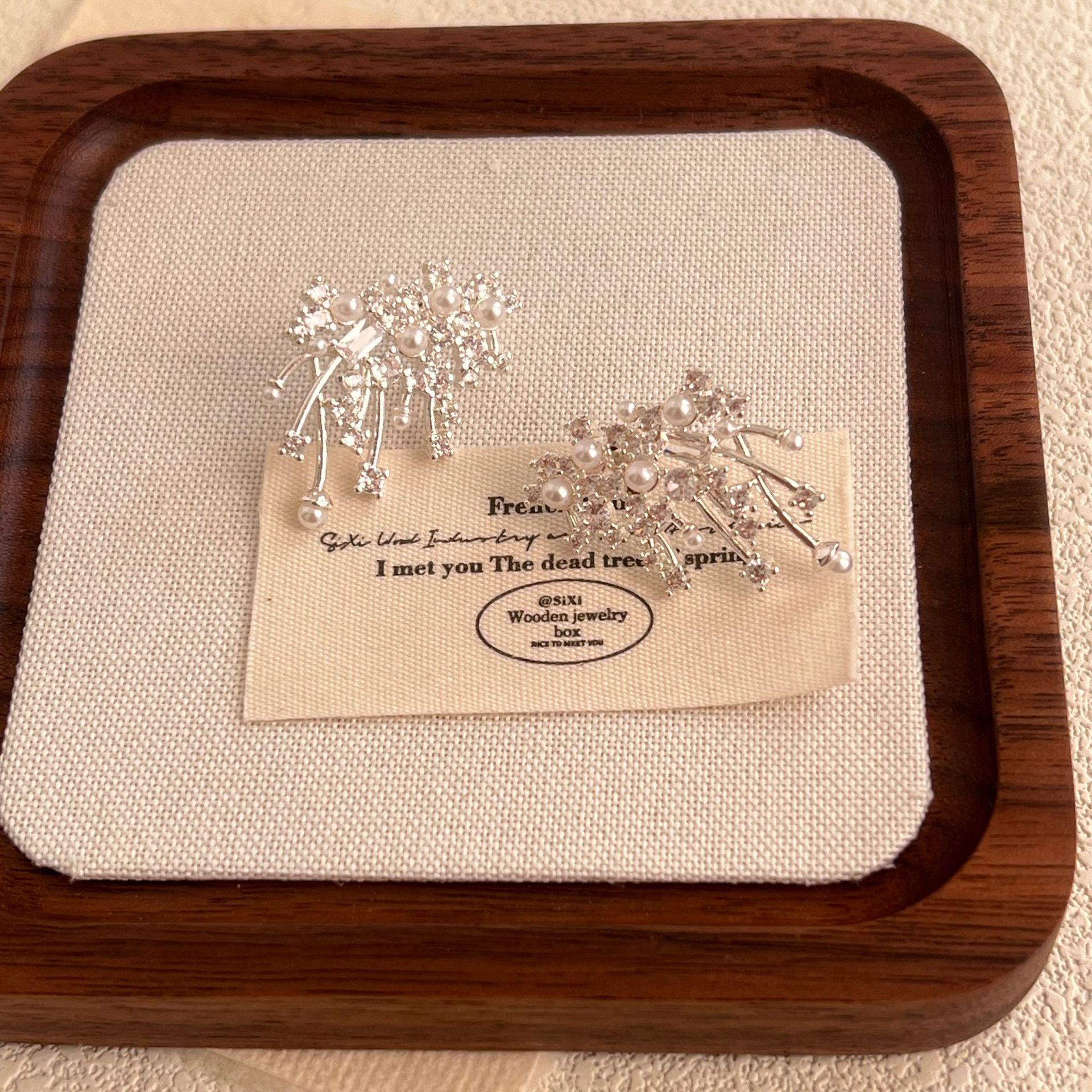 Rose Liu Yifei Style Dazzling Firework Pearl Earrings - Elegant and Unique Design for Women
Rose Liu Yifei Style Dazzling Firework Pearl Earrings - Elegant and Unique Design for Women