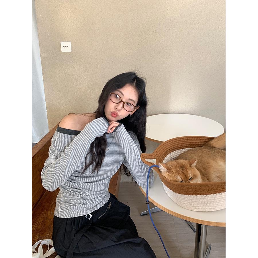 Huang Zheng Women s Striped Long Sleeve T-shirt with Color Block Collar and Ruched Sides - Spring 2025 Collection One Size
Huang Zheng Women s Striped Long Sleeve T-shirt with Color Block Collar and Ruched Sides - Spring 2025 Collection One Size