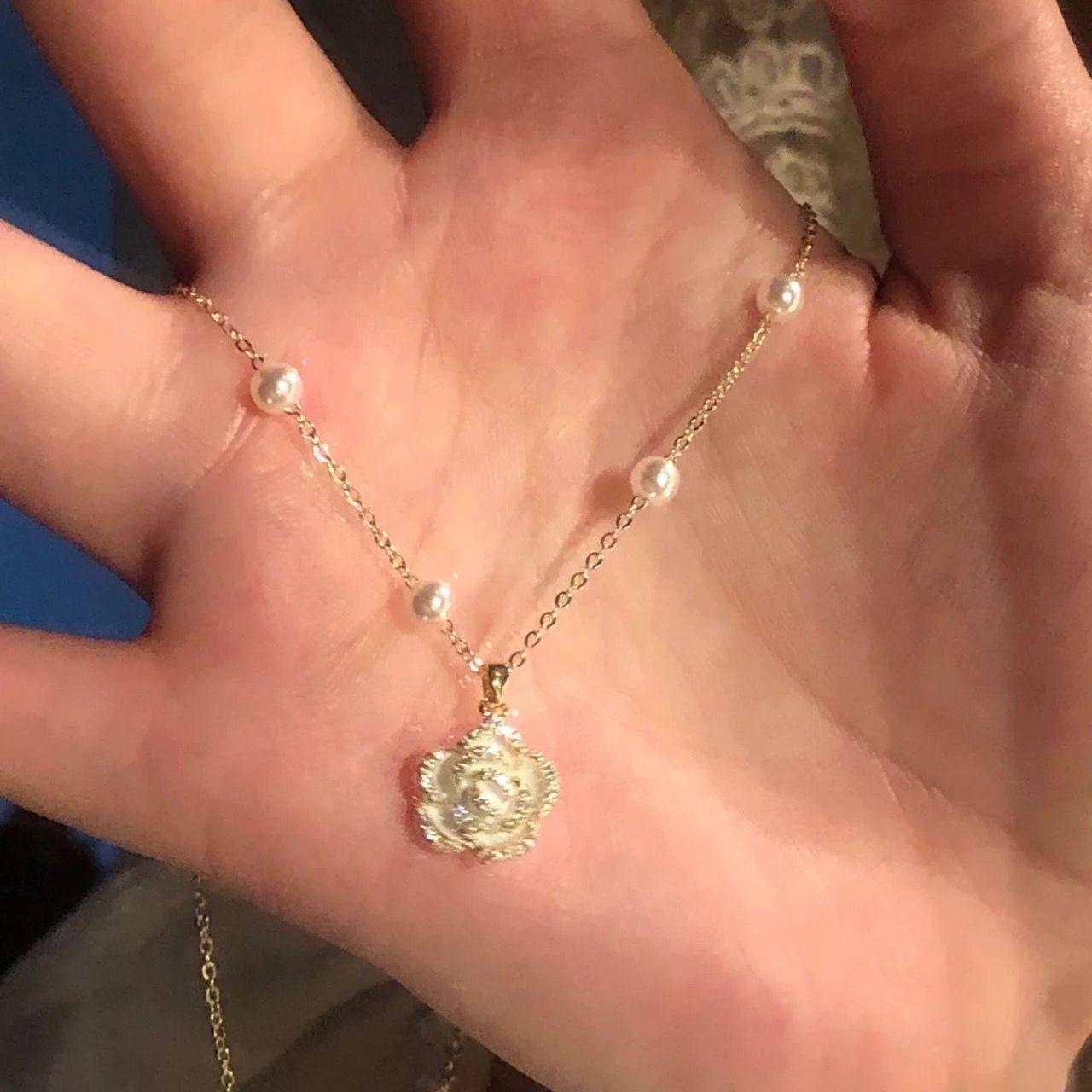 First love camellia flower necklace female vintage pearl collarbone chain niche accessories high-value accessories
First love camellia flower necklace female vintage pearl collarbone chain niche accessories high-value accessories