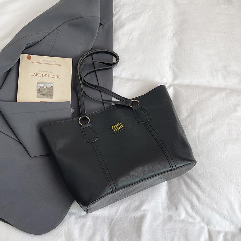 Large capacity tote bag women s bag winter new simple handbag bag women s fashion commuter shoulder bag
Large capacity tote bag women s bag winter new simple handbag bag women s fashion commuter shoulder bag