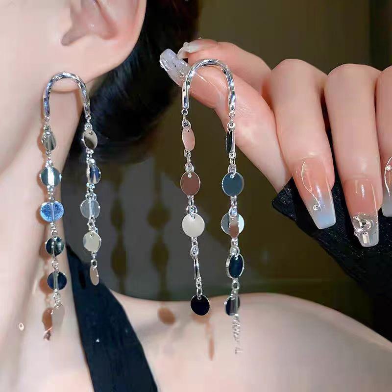 Design sequined tassel earrings, new s111 silver needles, cold and long style stud earrings, fashionable light luxury earrings.
Design sequined tassel earrings, new s111 silver needles, cold and long style stud earrings, fashionable light luxury earrings.