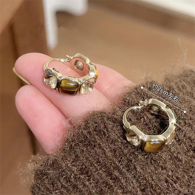 Autumn/Winter Geometric Tiger Eye Stone Earrings: Light Luxury High-End Versatile Fashion for Commute.
Autumn/Winter Geometric Tiger Eye Stone Earrings: Light Luxury High-End Versatile Fashion for Commute.