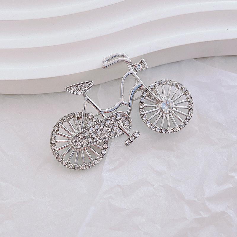Shining Bicycle Brooches For Women Unisex Beautiful Taking Flowers Bike Brooch Pins Luxury Badge Men Clothing Accessories Gifts серебряный
Shining Bicycle Brooches For Women Unisex Beautiful Taking Flowers Bike Brooch Pins Luxury Badge Men Clothing Accessories Gifts серебряный