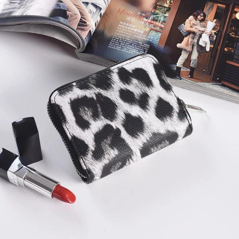 Модный короткий кошелек с леопардовым принтом для девочек, сумки с держателями для кредитных карт, красивые женские короткие кошельки из искусственной кожи, чехол для наушников для монет и денег
Модный короткий кошелек с леопардовым принтом для девочек, сумки с держателями для кредитных карт, красивые женские короткие кошельки из искусственной кожи, чехол для наушников для монет и денег
