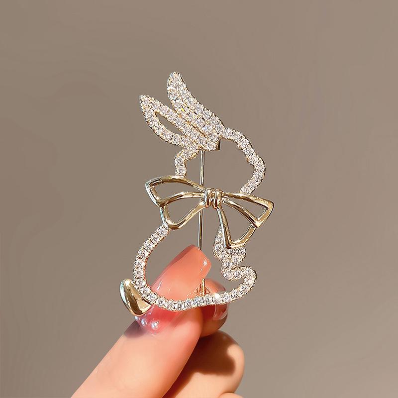 Маленькая брошь-кролик Элегантная и высококлассная корсажная брошь для пиджака с чувством высококлассного дизайна - это нишевая брошь, аксессуар для костюма
Маленькая брошь-кролик Элегантная и высококлассная корсажная брошь для пиджака с чувством высококлассного дизайна - это нишевая брошь, аксессуар для костюма