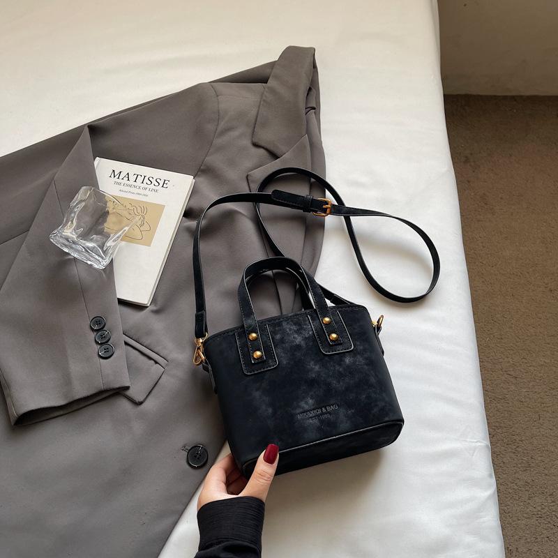 Popular bags women s autumn and winter retro new fashion shoulder messenger bag portable bucket bag
Popular bags women s autumn and winter retro new fashion shoulder messenger bag portable bucket bag