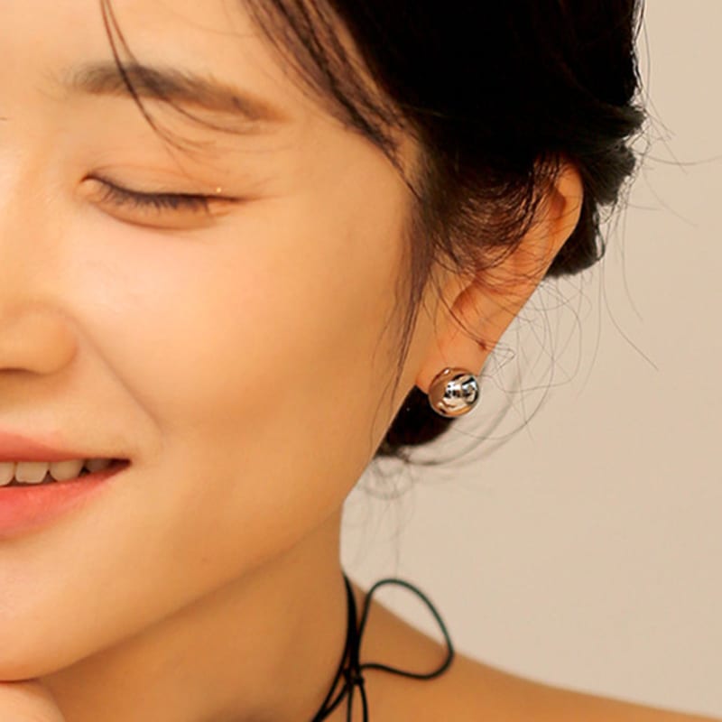 JUDY AND PAUL Muse Plump Circle Earrings yellow gold
JUDY AND PAUL Muse Plump Circle Earrings yellow gold