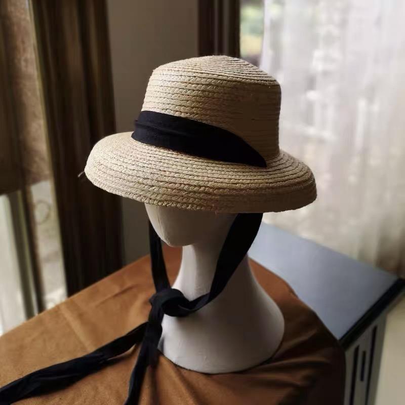 2021 New Natural Raffia Straw Fedoras Foldable Trilby Short Brim Summer Hat Derby Hat Black White Ribbon Panama Hat Elegant Lady чорний
2021 New Natural Raffia Straw Fedoras Foldable Trilby Short Brim Summer Hat Derby Hat Black White Ribbon Panama Hat Elegant Lady чорний