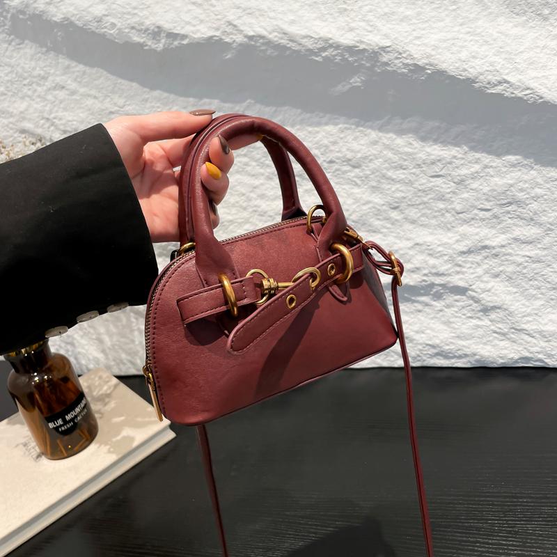 Small Size Top-handle Bags For Women Belt Buckle Design Mini Shoulder Cross Body Shell Bag Luxury Designer Purses And Handbags 18.5x11.5x7cm
Small Size Top-handle Bags For Women Belt Buckle Design Mini Shoulder Cross Body Shell Bag Luxury Designer Purses And Handbags 18.5x11.5x7cm
