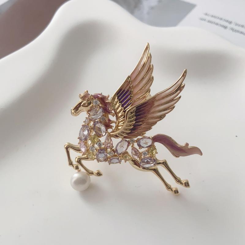 Light Luxury Wing Horse Brooches For Women Fashiona Sweater Coat Decoration Party Casual Pins Accessories Year Gifts
Light Luxury Wing Horse Brooches For Women Fashiona Sweater Coat Decoration Party Casual Pins Accessories Year Gifts
