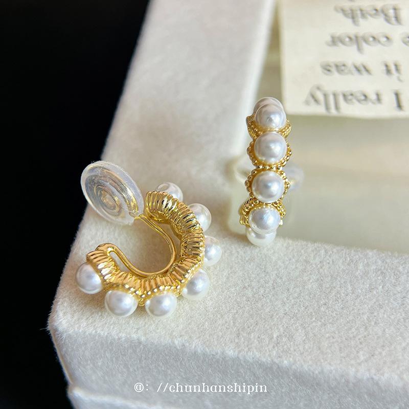 Semicircular C-type pearl mosquito coil disc ear clips, retro Hong Kong style niche earrings,fashionable versatile earrings without pierced ears
Semicircular C-type pearl mosquito coil disc ear clips, retro Hong Kong style niche earrings,fashionable versatile earrings without pierced ears