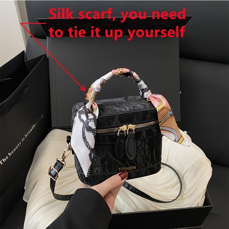 Retro Chic Mini Crossbody Bag - Versatile Classic Square Box Handbag with Adjustable Scarf Strap, Black & Golden-Tone Hardware чорний
Retro Chic Mini Crossbody Bag - Versatile Classic Square Box Handbag with Adjustable Scarf Strap, Black & Golden-Tone Hardware чорний