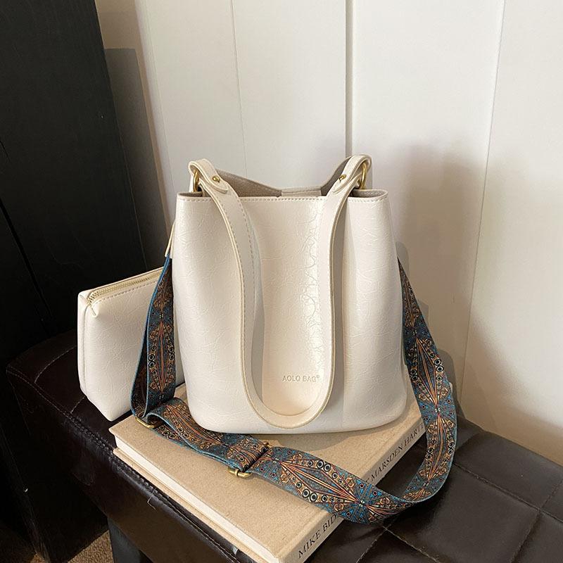 Оптовые сумки женские 2025 осень новая модная сумка через плечо для поездок на работу мягкая кожа большая вместимость сумка-ведро белый
Оптовые сумки женские 2025 осень новая модная сумка через плечо для поездок на работу мягкая кожа большая вместимость сумка-ведро белый