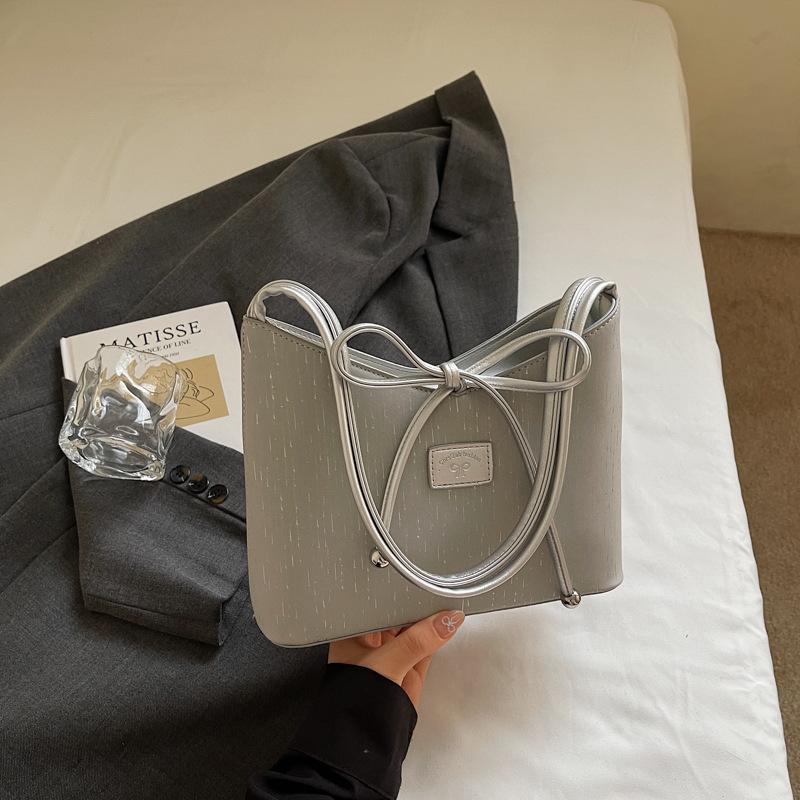 Niche texture underarm bag women s 2025 new bow bucket bag simple and versatile shoulder bag one piece hair серебряный
Niche texture underarm bag women s 2025 new bow bucket bag simple and versatile shoulder bag one piece hair серебряный