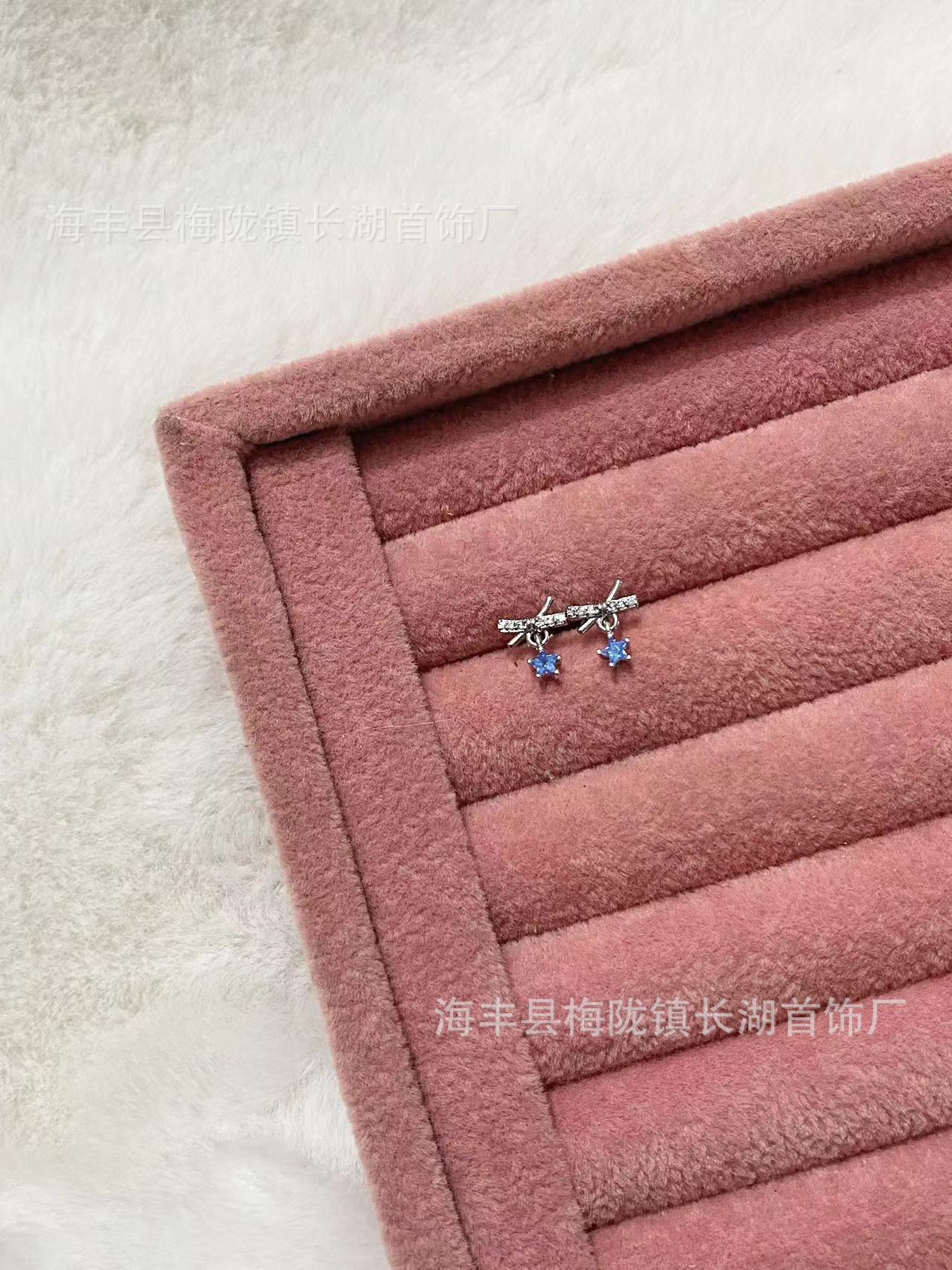 screw earbone nails, blue zircon bow cochlear earrings, women s niche simple personality versatile temperament earrings
screw earbone nails, blue zircon bow cochlear earrings, women s niche simple personality versatile temperament earrings