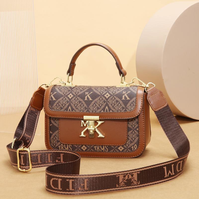 Горячая новинка 2025 года, европейская и американская ретро маленькая квадратная сумка, текстурированная наплечная сумка-мессенджер
Горячая новинка 2025 года, европейская и американская ретро маленькая квадратная сумка, текстурированная наплечная сумка-мессенджер