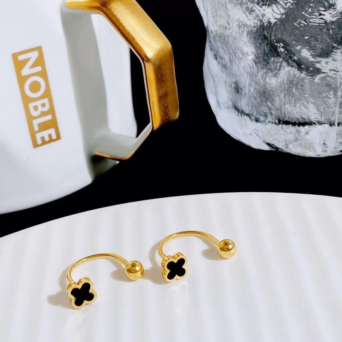 Compact U-shaped Titanium Ear Cuff: Stylish Four-Leaf Clover Screw-On Earrings with Anti-Loss Design
Compact U-shaped Titanium Ear Cuff: Stylish Four-Leaf Clover Screw-On Earrings with Anti-Loss Design