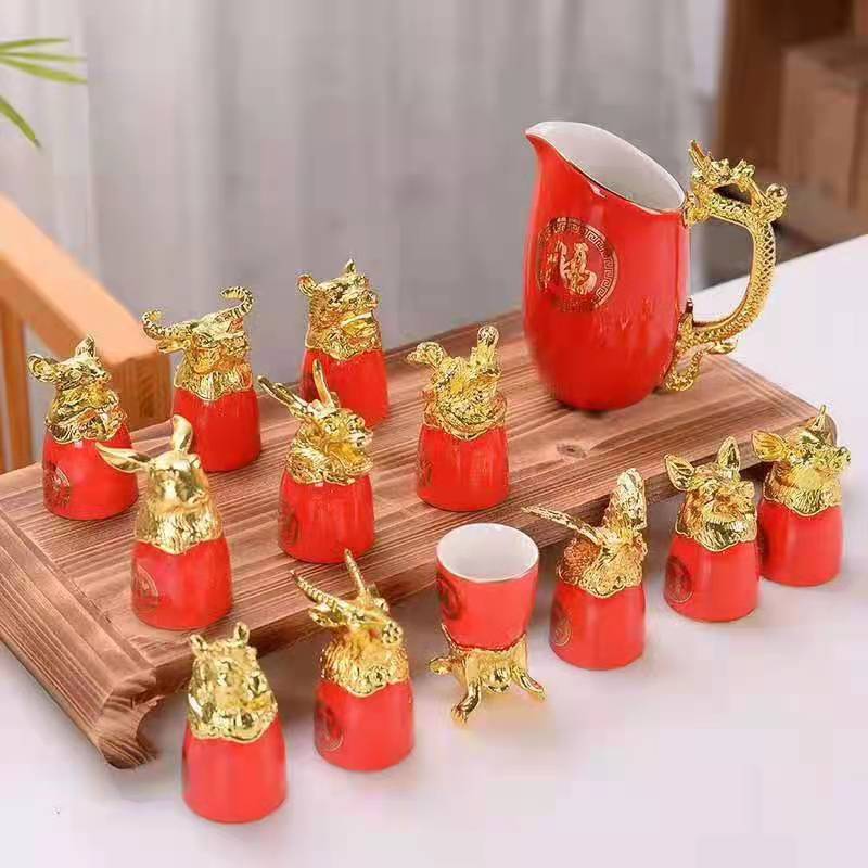 Керамический винный набор Диспенсер для вина Байцзю Креативные чарки для спиртного с головами животных двенадцати знаков зодиака Позолоченный винный набор Бизнес-подарок
Керамический винный набор Диспенсер для вина Байцзю Креативные чарки для спиртного с головами животных двенадцати знаков зодиака Позолоченный винный набор Бизнес-подарок