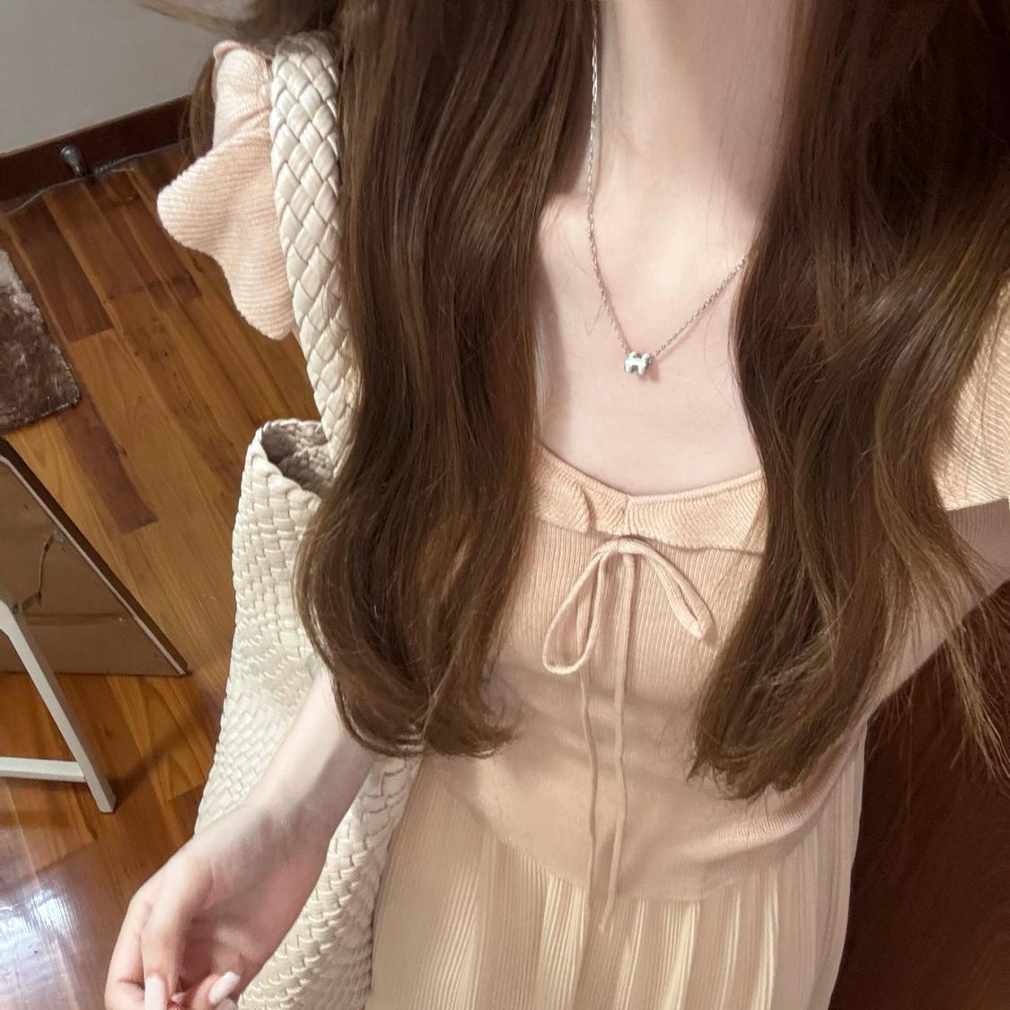 Women s Summer Two-Piece Set: V-Neck Lotus Leaf Ruffle Top and High-Waisted Pleated Skirt XL 110-120 jin
Women s Summer Two-Piece Set: V-Neck Lotus Leaf Ruffle Top and High-Waisted Pleated Skirt XL 110-120 jin