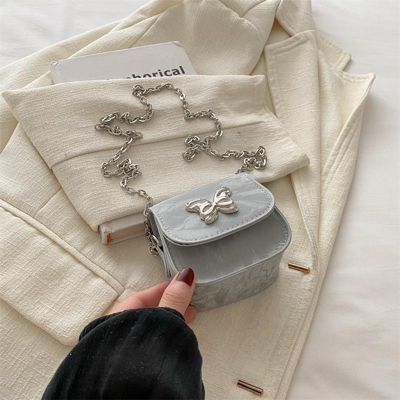 Маленькая сумка женская новая цепочка сумка-мессенджер личность красивая летняя мода тренд простая повседневная сумка-седло серебряный
Маленькая сумка женская новая цепочка сумка-мессенджер личность красивая летняя мода тренд простая повседневная сумка-седло серебряный