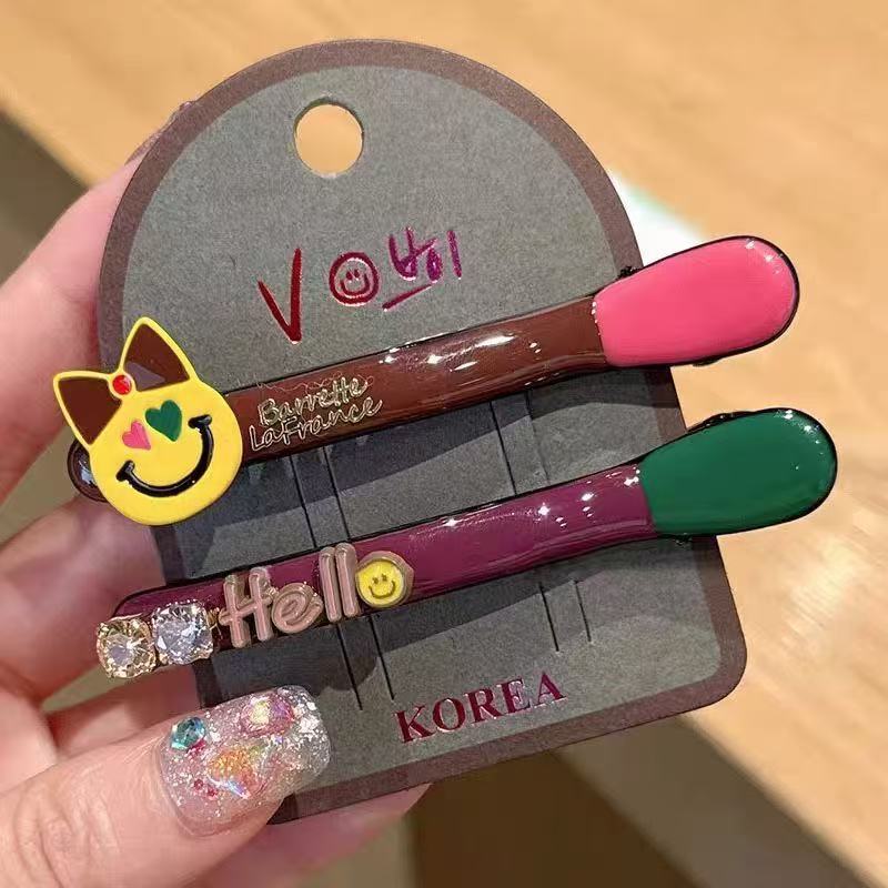 2pcs Strawberry Sweetheart Korean Colored Duck billed Clip Premium Drip Oil One Word Clip Sparkling Diamond Hairpin Side Clip
2pcs Strawberry Sweetheart Korean Colored Duck billed Clip Premium Drip Oil One Word Clip Sparkling Diamond Hairpin Side Clip