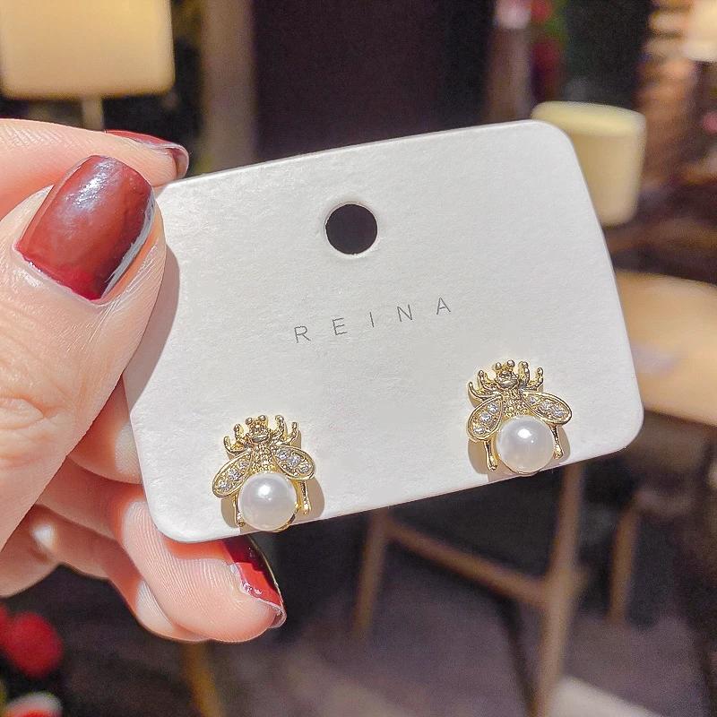 Exquisite Imitation Pearl Bee Stud Earrings for Women Simple Small Cute Animal Insect Korean Girl Zircon Friend Christmas Gift
Exquisite Imitation Pearl Bee Stud Earrings for Women Simple Small Cute Animal Insect Korean Girl Zircon Friend Christmas Gift