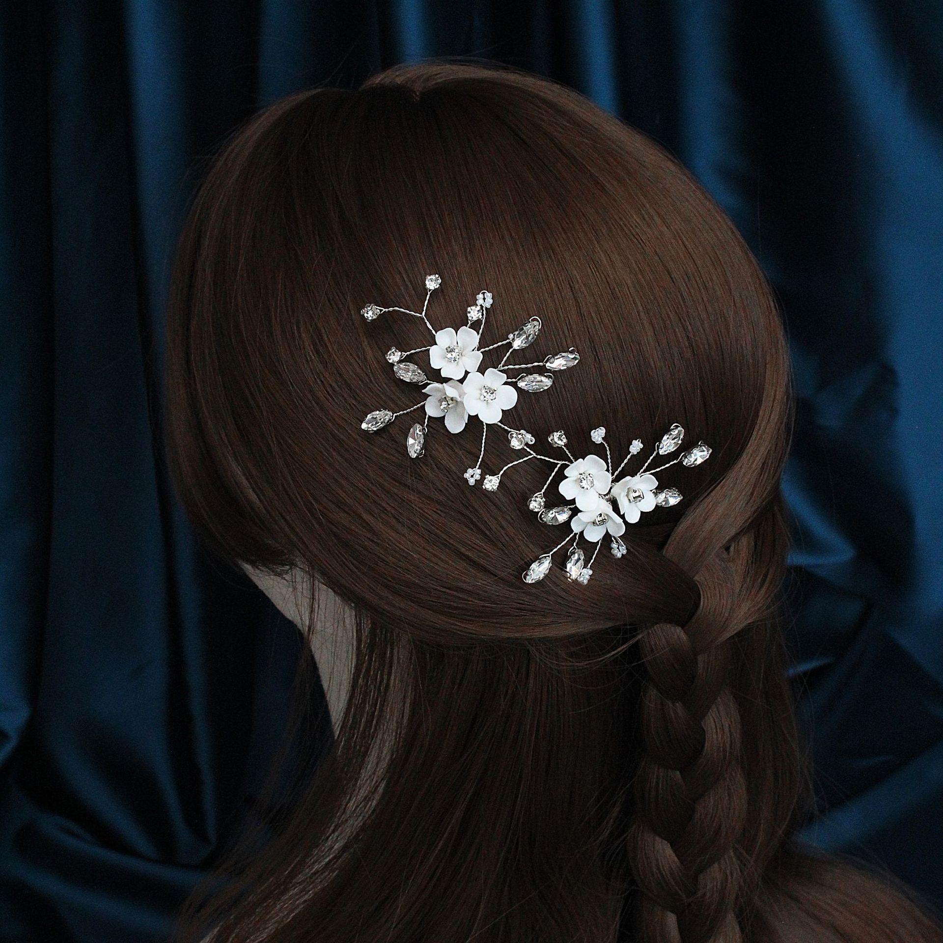 Ceramic flower hairpin, bridal wedding dress, white headpiece, new Chinese-style hair accessory, handcrafted beaded and rhinestone U-shaped hairpin
Ceramic flower hairpin, bridal wedding dress, white headpiece, new Chinese-style hair accessory, handcrafted beaded and rhinestone U-shaped hairpin