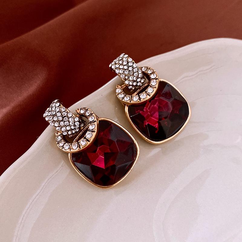 Винтажные серьги-пусеты с бриллиантами «Серебряная игла» - Ретро и роскошный дизайн для женщин
Винтажные серьги-пусеты с бриллиантами «Серебряная игла» - Ретро и роскошный дизайн для женщин