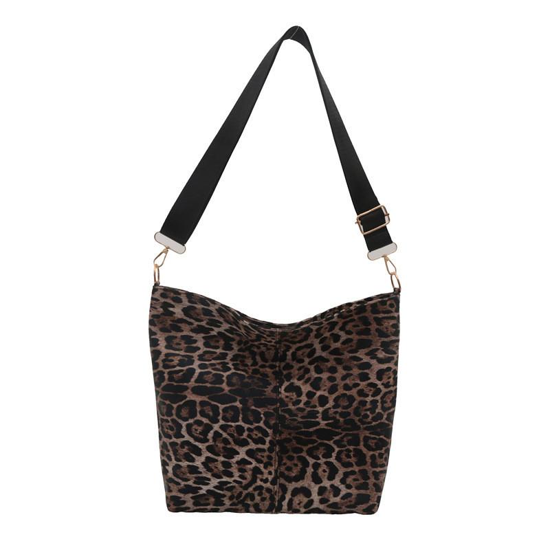 Versatile Leopard Print Tote Bag For Women With Roomy Interior And Sleek Design коричневий
Versatile Leopard Print Tote Bag For Women With Roomy Interior And Sleek Design коричневий