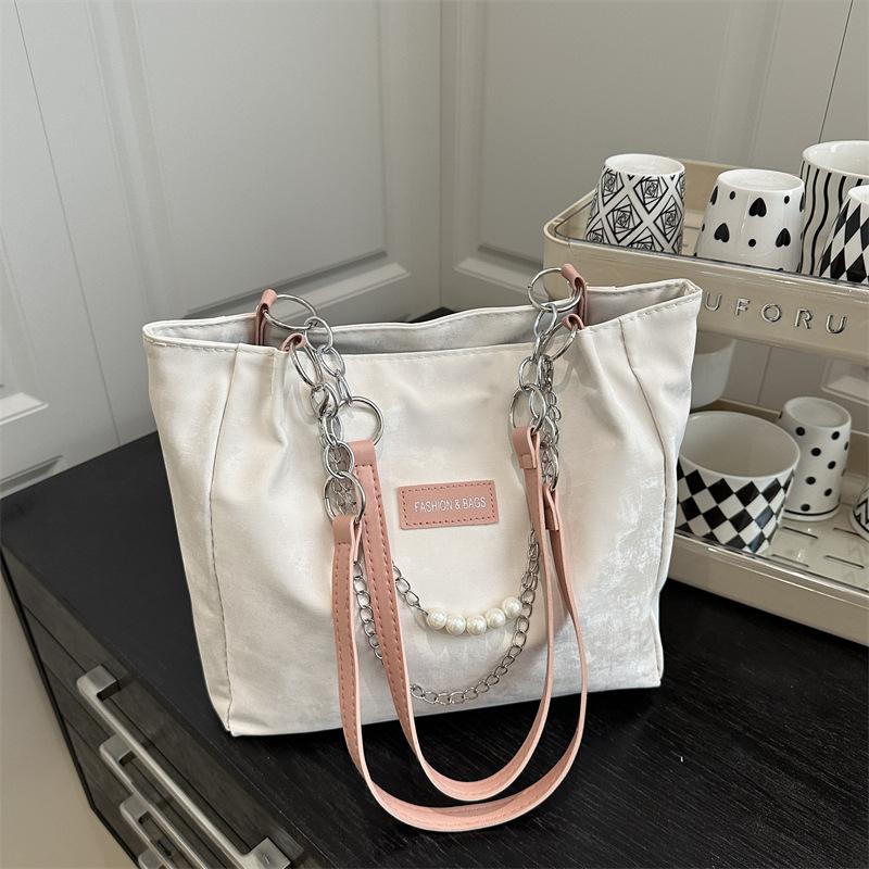 Fashion versatile contrasting colors Korean version large-capacity tote bag female commuter foreign style student class leisure shoulder bag белый
Fashion versatile contrasting colors Korean version large-capacity tote bag female commuter foreign style student class leisure shoulder bag белый